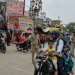 ​फर्ज के आगे फीकी पड़ी धूप रक्षाबंधन पर बहनों की सुरक्षा और सुगम यातायात के लिए जहांगीराबाद चौराहे पर डटे रहे उप-निरीक्षक दानिश रजा और हेड कांस्टेबल असजद खान